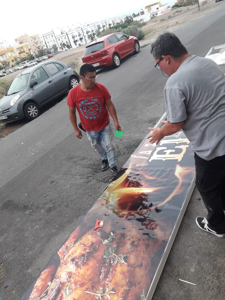 Preparando un rótulo en la calle