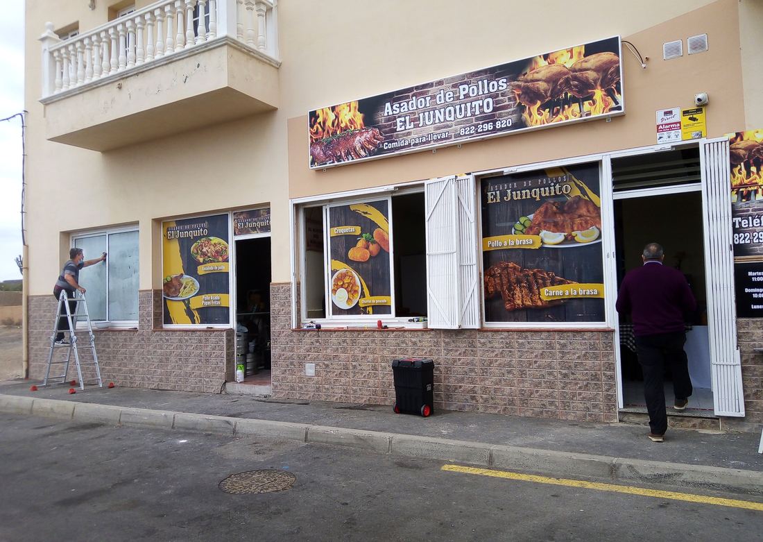 Instalación de vinilos y rótulo en El Junquito