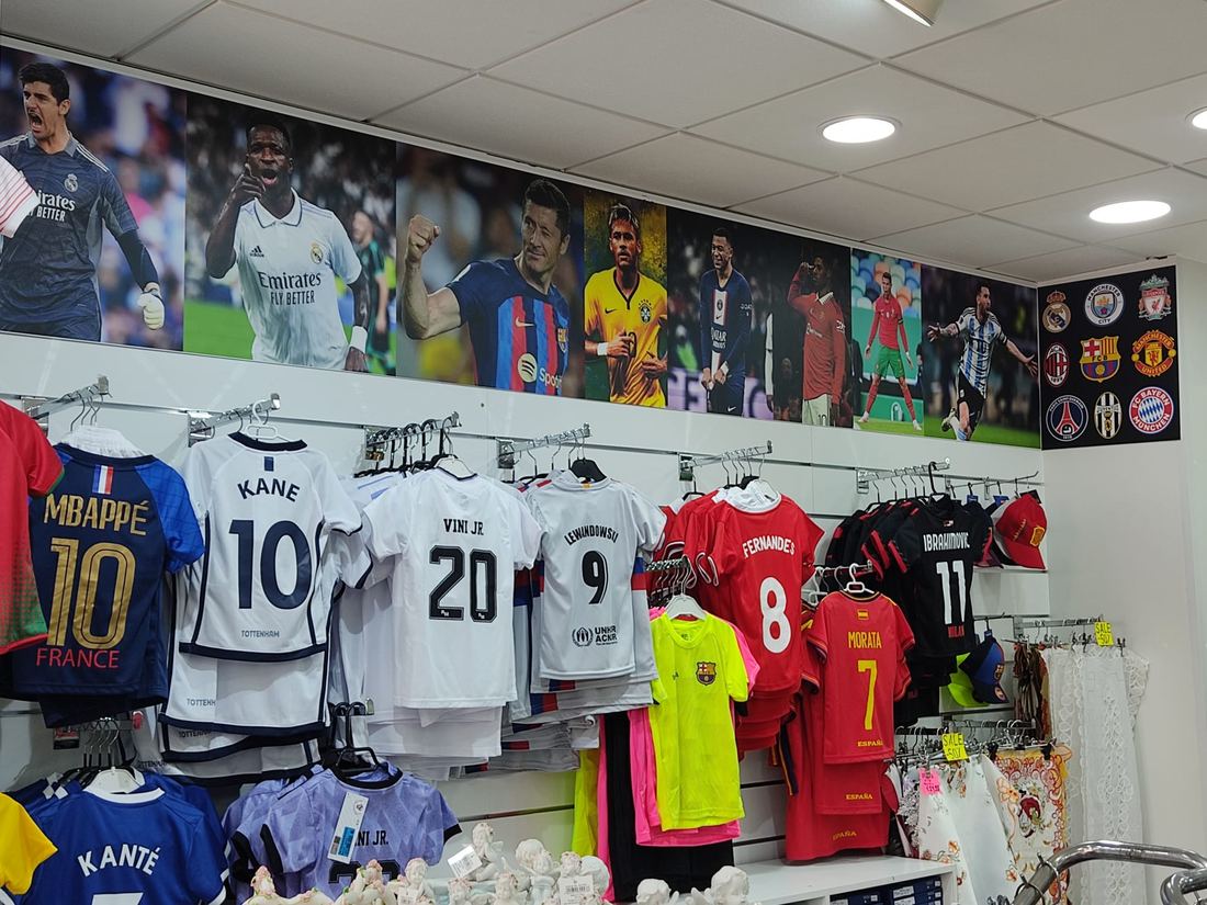 Vinilos de futbolistas en una tienda de camisetas
