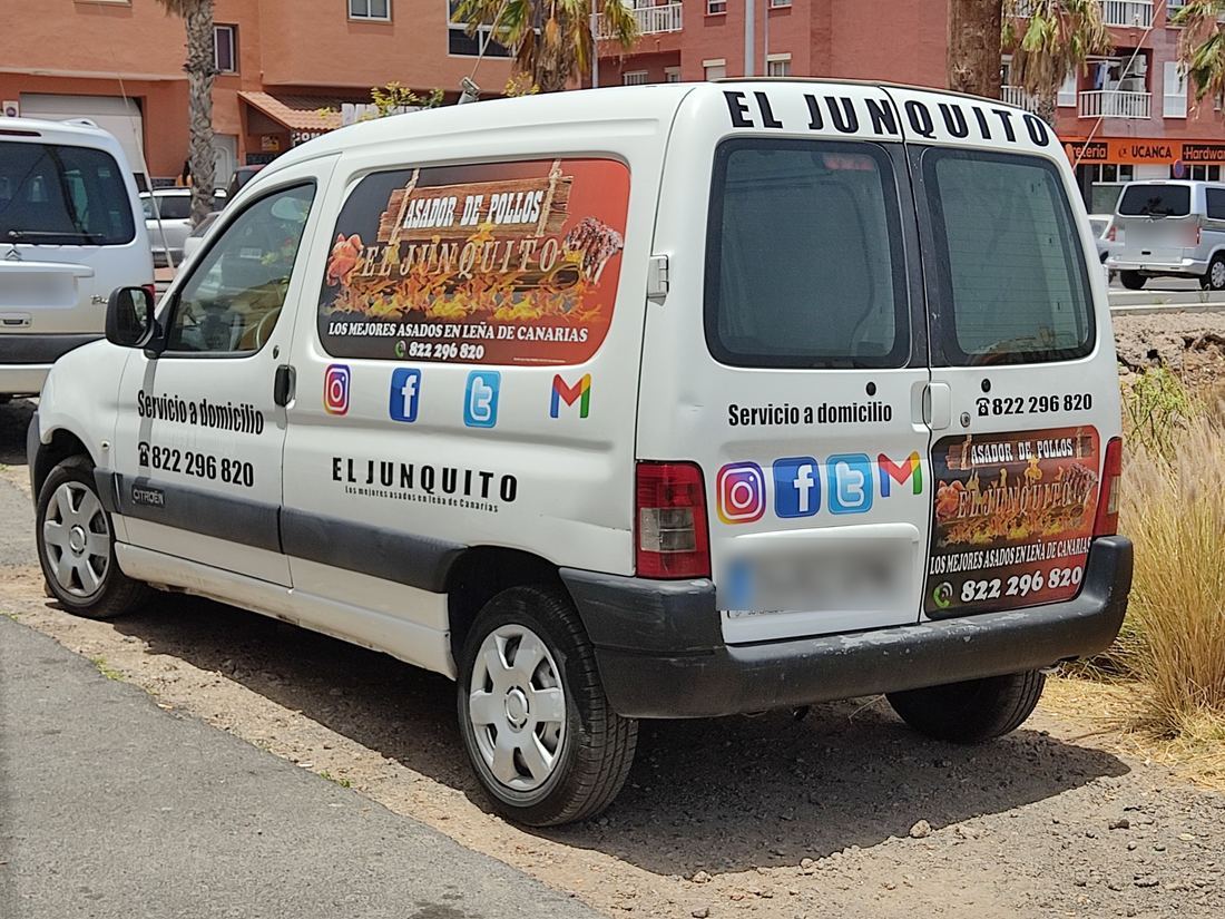 Furgoneta rotulada de El Junquito